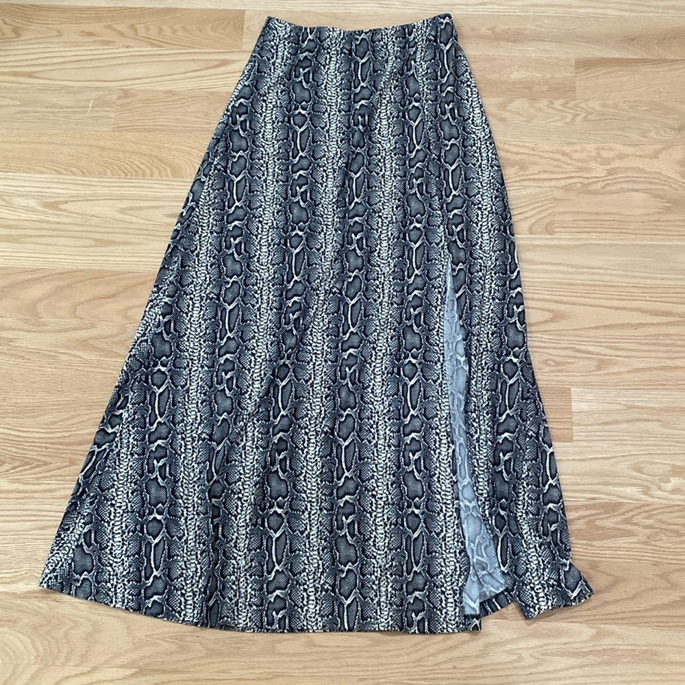 Snakeskin print skirt with side slit